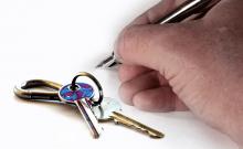 La loi 5 est claire: on a toujours le choix de vendre ou acheter une propriété avec ou sans courtier immobilier