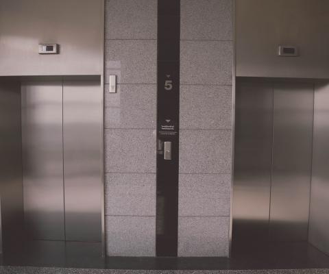 Des ascenseurs mal entretenus sèment l’inquiétude
